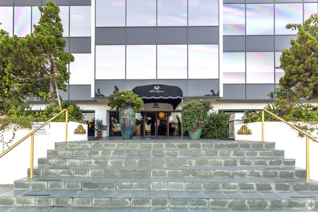 Plaza level, front of building, great exposure off lobby, private bathroom.